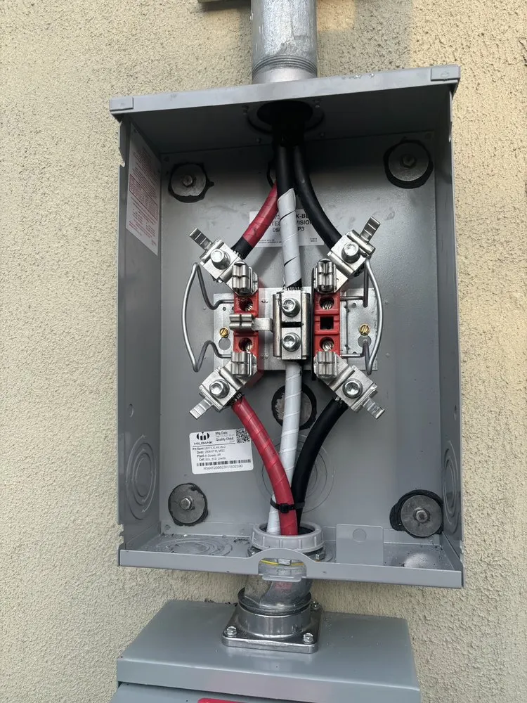 Emergency electrician providing circuit breaker repair in ,