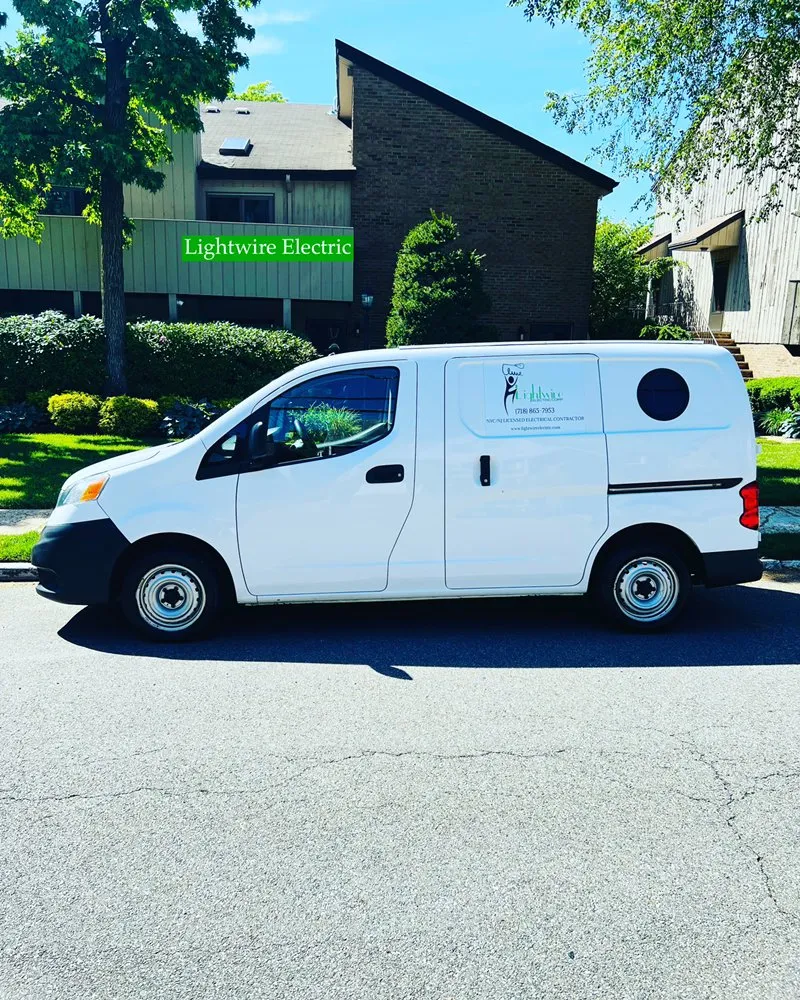 Emergency electrician providing circuit breaker repair in ,