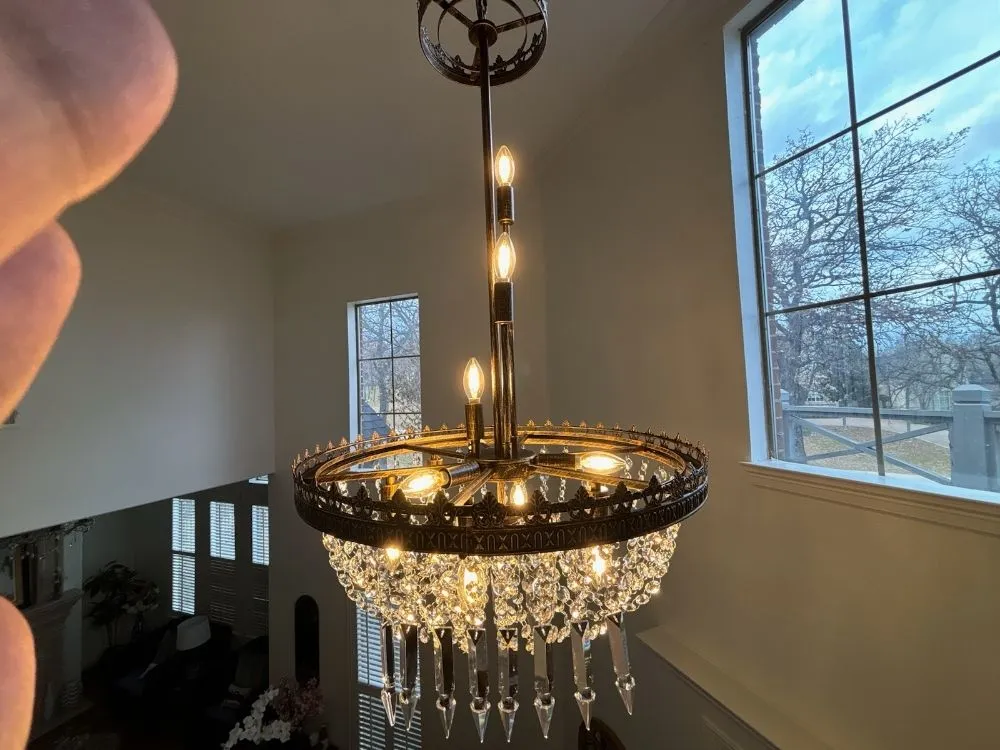 Licensed electrician providing circuit breaker repair in , 