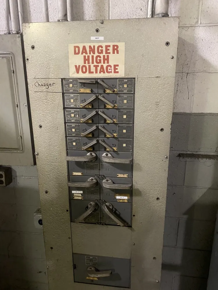 Reliable electrician providing circuit breaker repair in , 