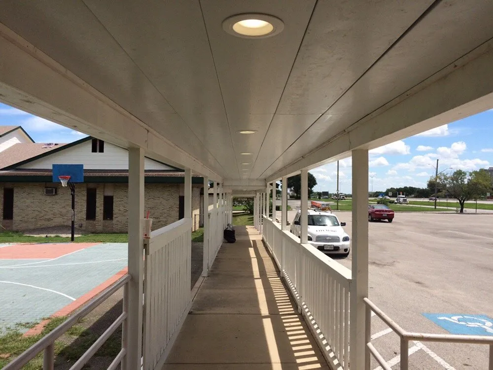 Affordable electrician providing electrical repair in , 