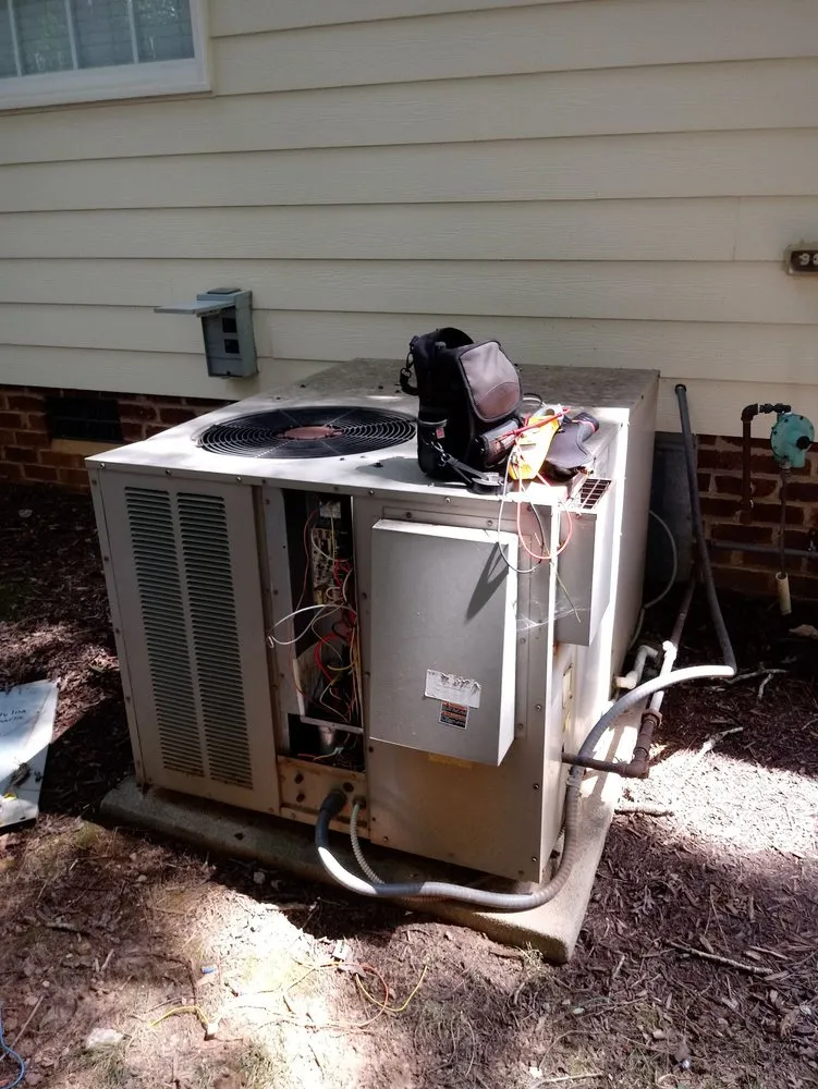 Professional electrician providing circuit breaker repair in ,