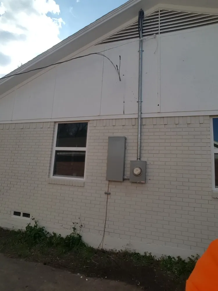 Slide of Lobo Electric