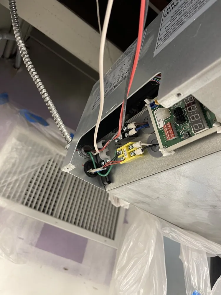 Professional electrician providing circuit breaker repair in South Richmond Hill, NY - Local Electric