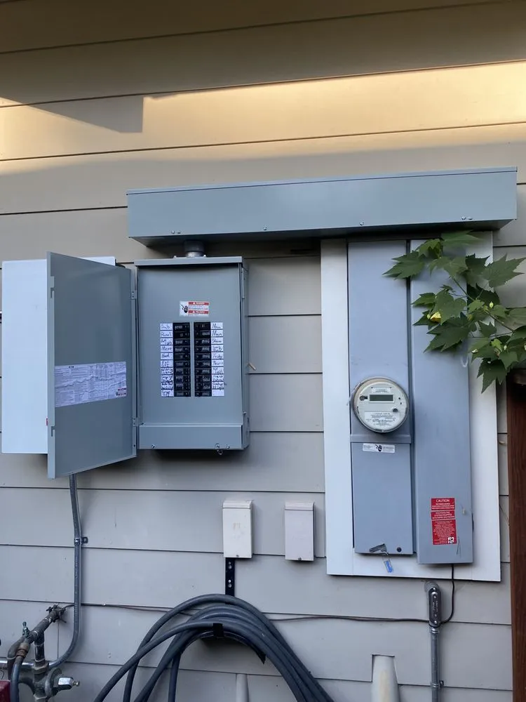 Licensed electrician providing circuit breaker repair in ,