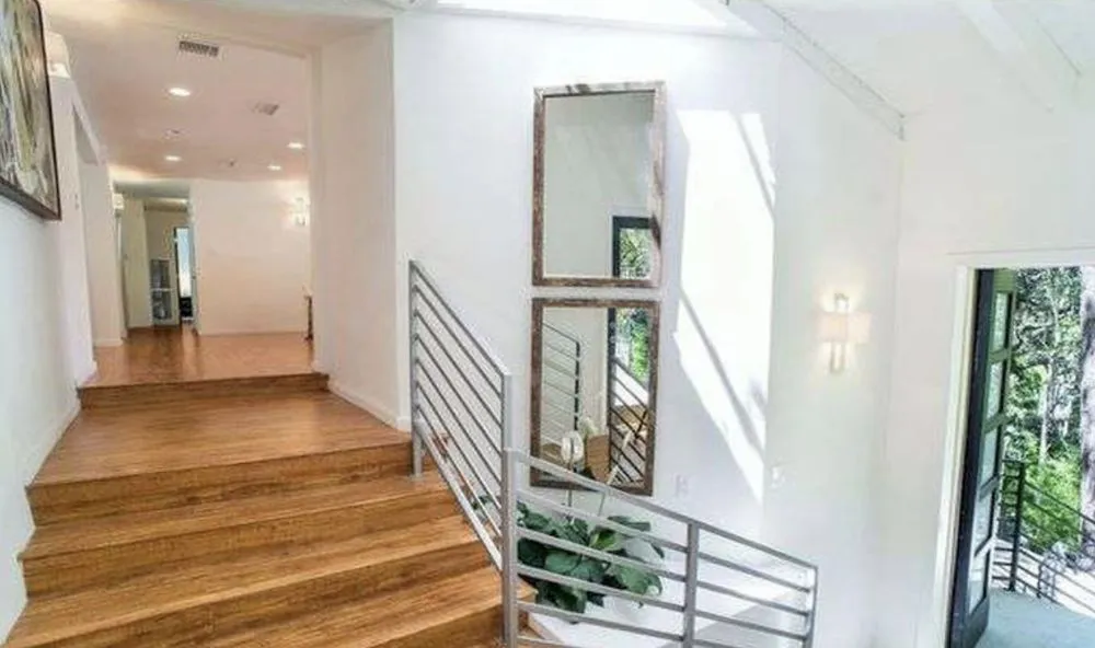 Expert electrician providing electrical repair in , 