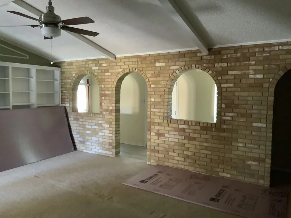 Licensed electrician providing emergency electrical service in , 