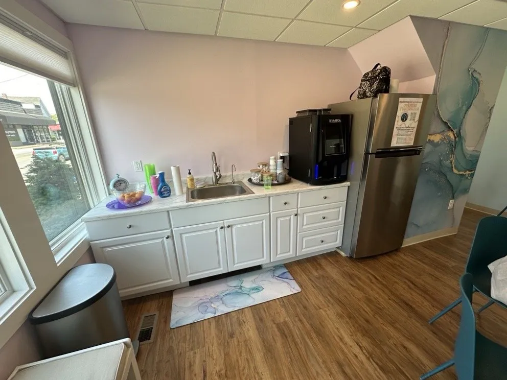 Emergency electrician providing emergency electrical service in , 