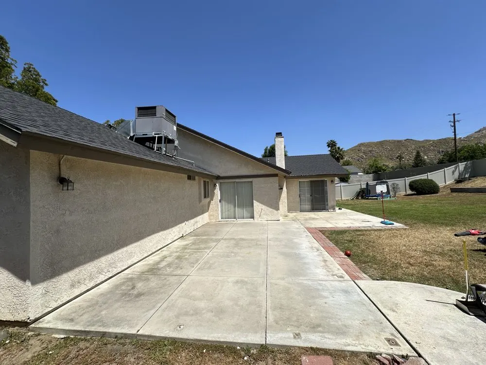 Certified electrician providing electrical repair in , 