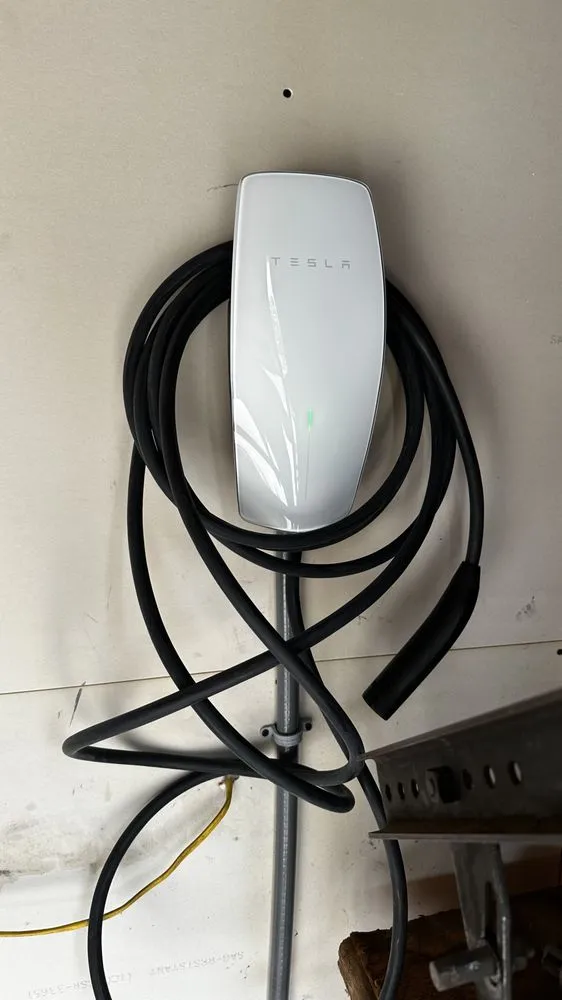 Affordable electrician providing emergency electrical service in San Fernando Valley, CA - Lucker Electrical