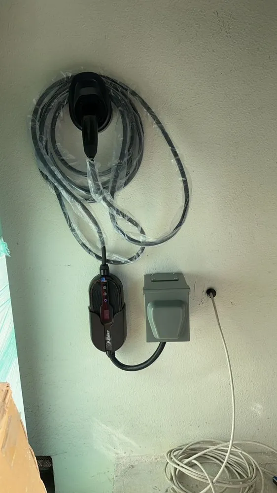 Emergency electrician providing wiring installation in ,