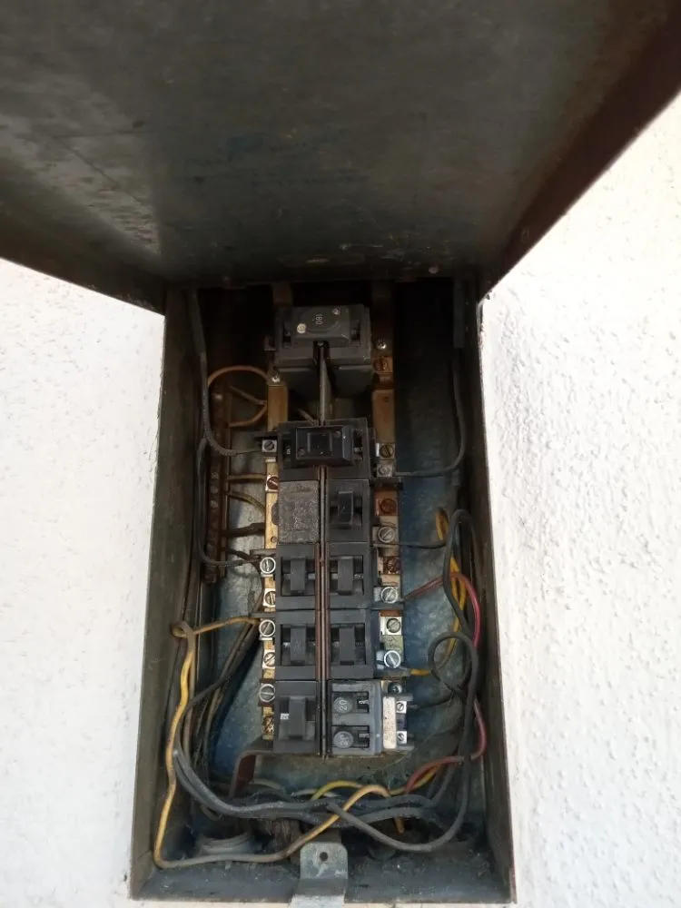 Slide of Luis The Electrician