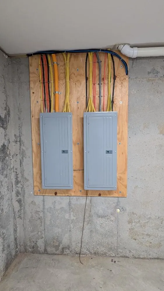 Expert electrician providing circuit breaker repair in , 