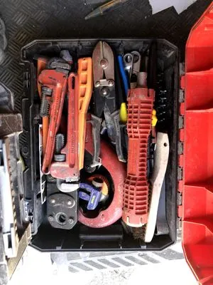 LV Shiny Cleaning Services Logo