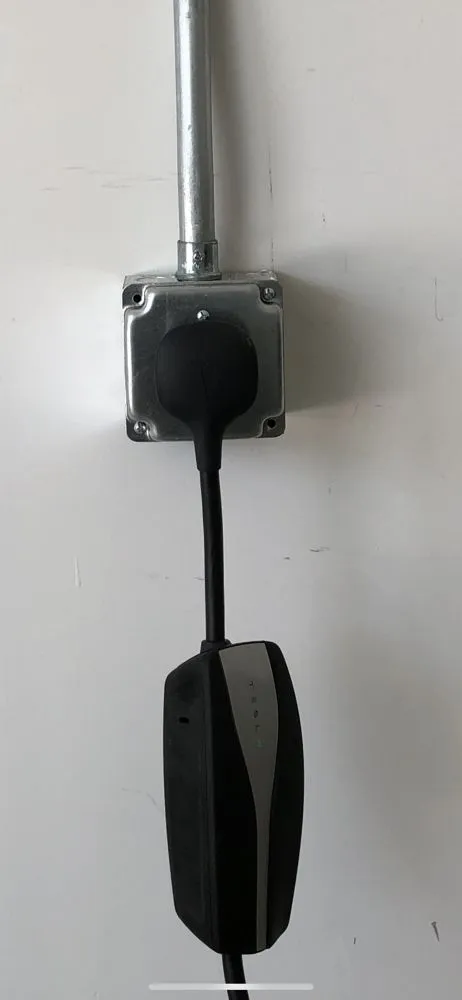 Licensed electrician providing circuit breaker repair in , 