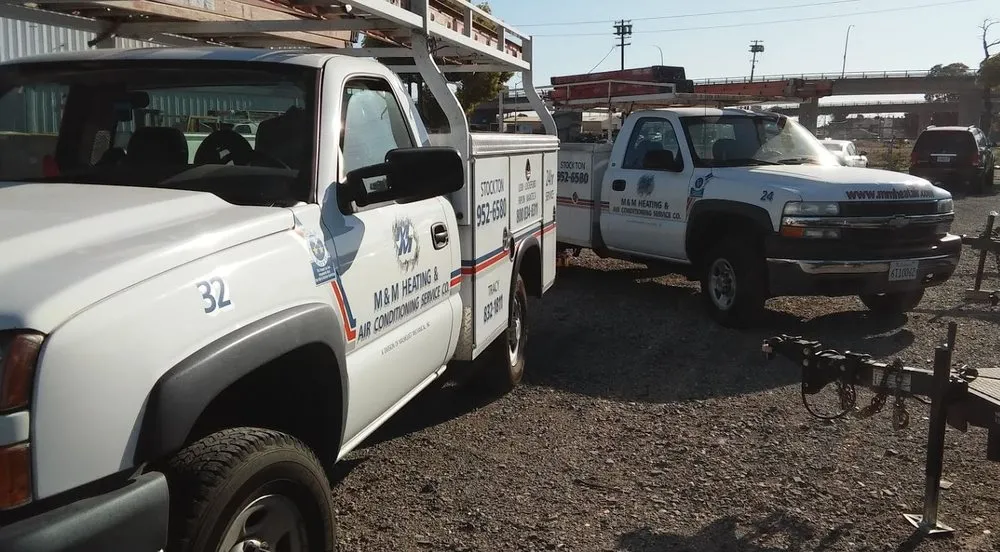 Emergency electrician providing circuit breaker repair in , 