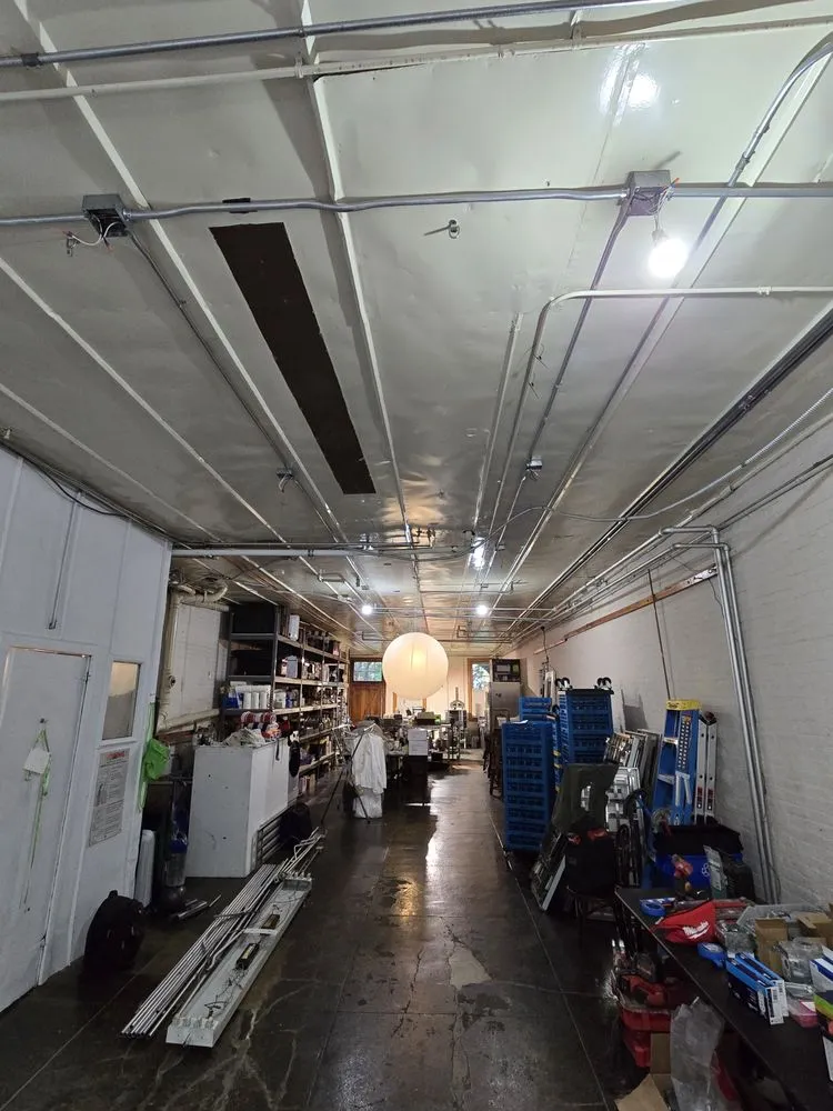 Slide of M-UNIT'S Electrician