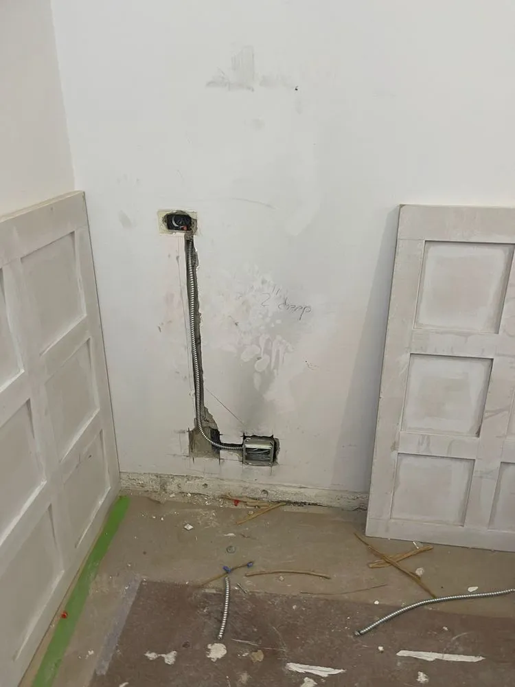 Slide of M-UNIT'S Electrician