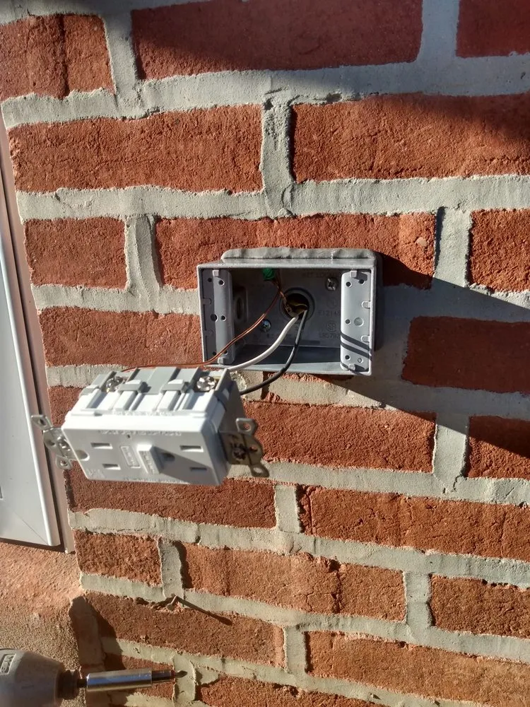 Affordable electrician providing emergency electrical service in , 