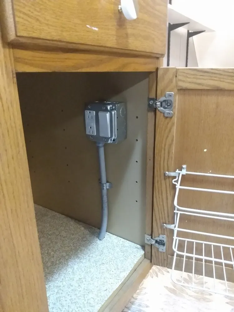 Emergency electrician providing emergency electrical service in , 