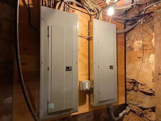 Machine Emergency Electrician Logo