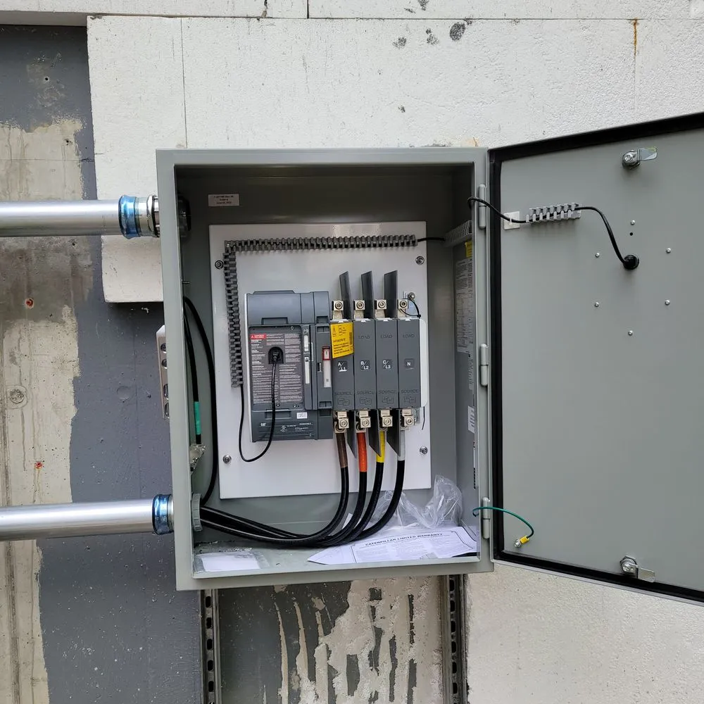 Licensed electrician providing circuit breaker repair in , 