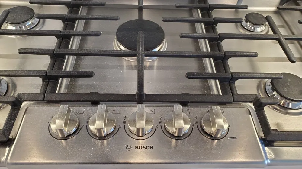 Licensed electrician providing emergency electrical service in , 