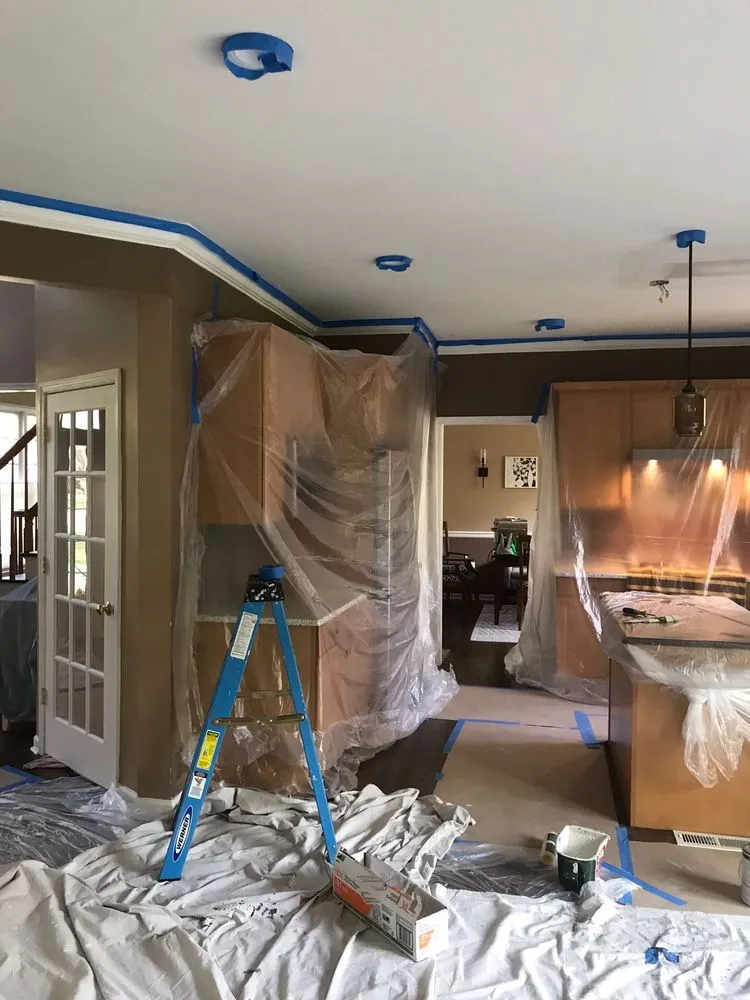 Licensed electrician providing circuit breaker repair in , 