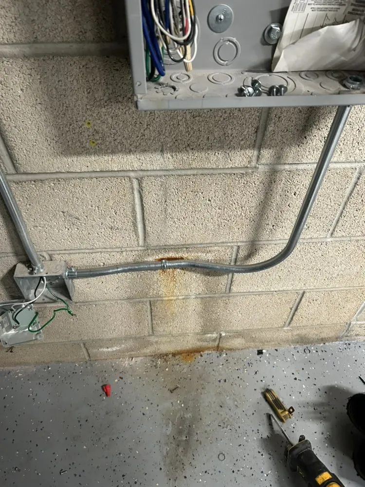 Certified electrician providing emergency electrical service in , 