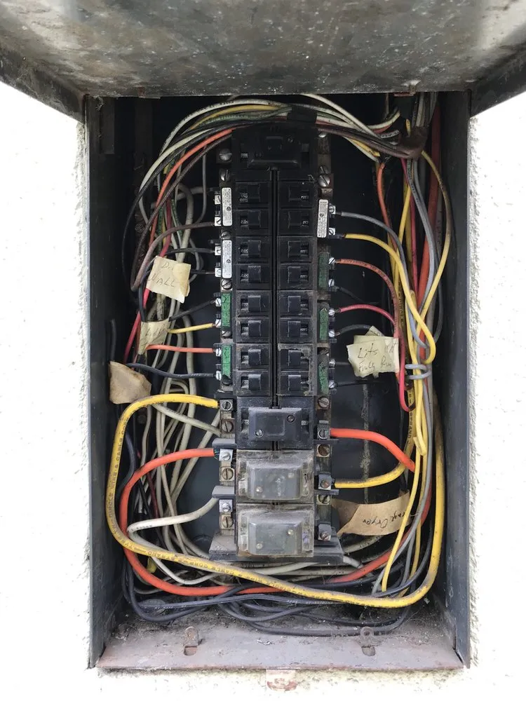 Certified electrician providing emergency electrical service in , 