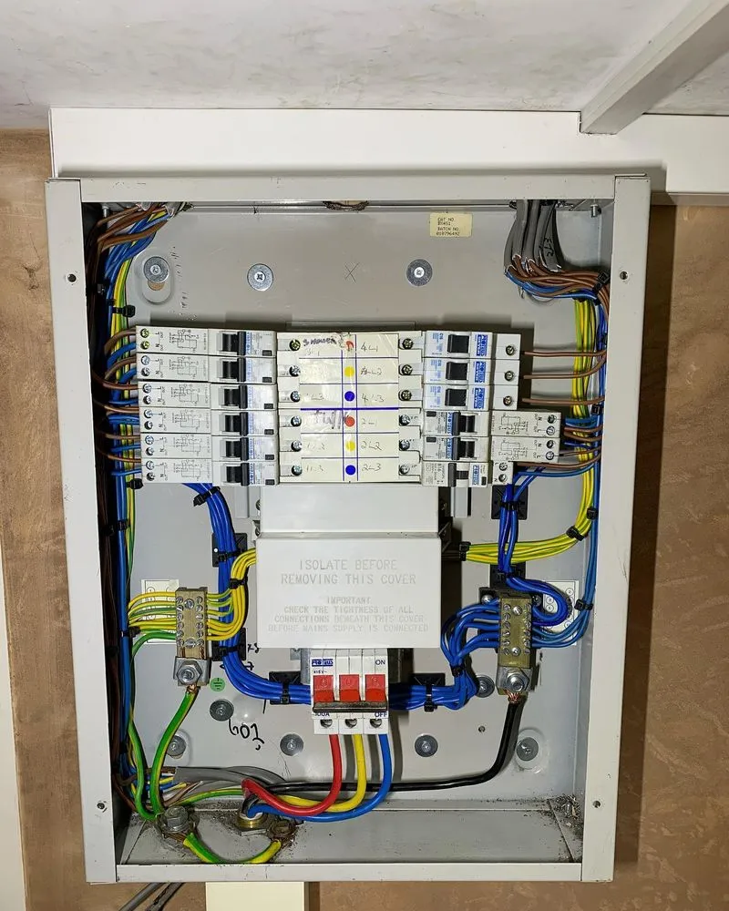 Licensed electrician providing circuit breaker repair in Flushing, NY - Malcom Electrical