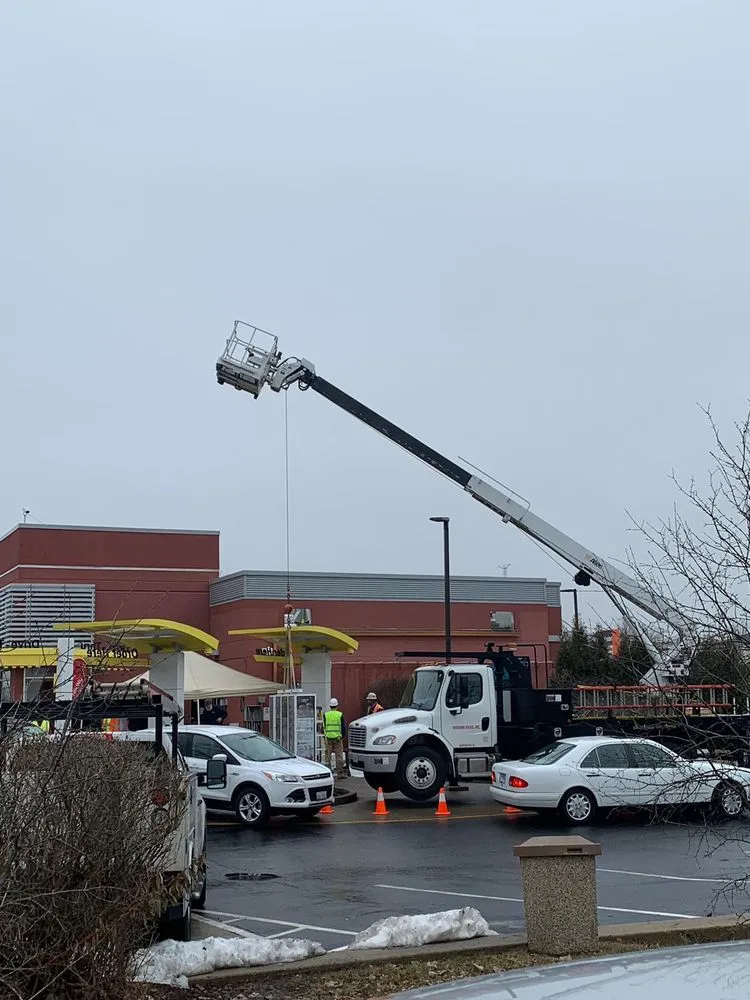 Expert electrician providing circuit breaker repair in Palatine, IL - Malik Lighting & Signs Services
