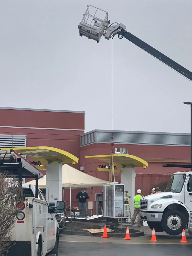 Certified electrician providing emergency electrical service in Palatine, IL - Malik Lighting & Signs Services