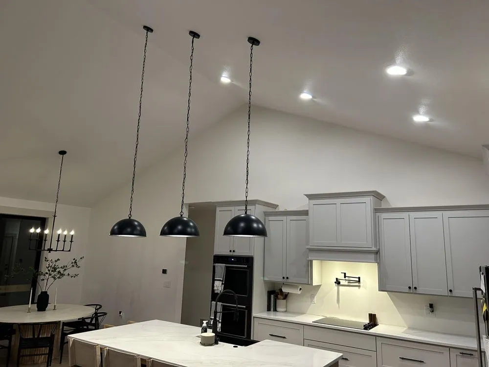 Licensed electrician providing circuit breaker repair in ,