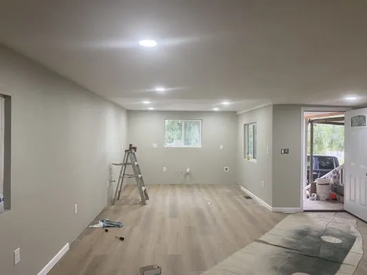 Manny's Electric Logo