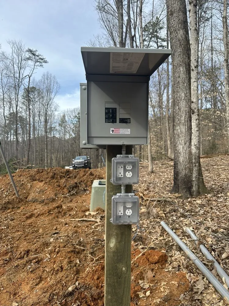 Emergency electrician providing electrical repair in , 