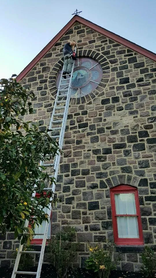 Licensed electrical service for homes in lighting installation, by