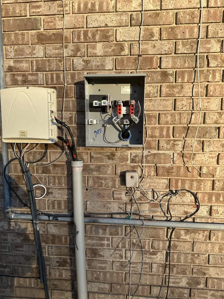 Trusted electrician providing emergency electrical service in , 