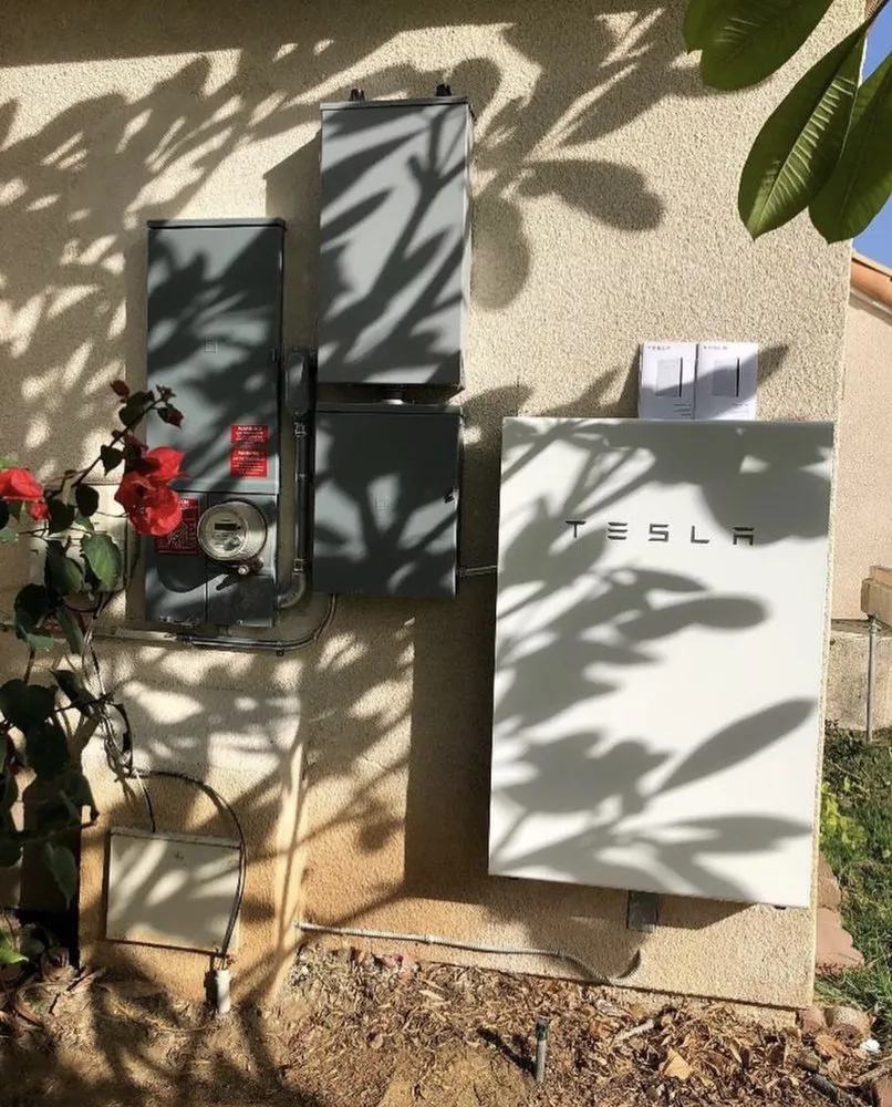 Emergency electrical service for homes in wiring installation, by