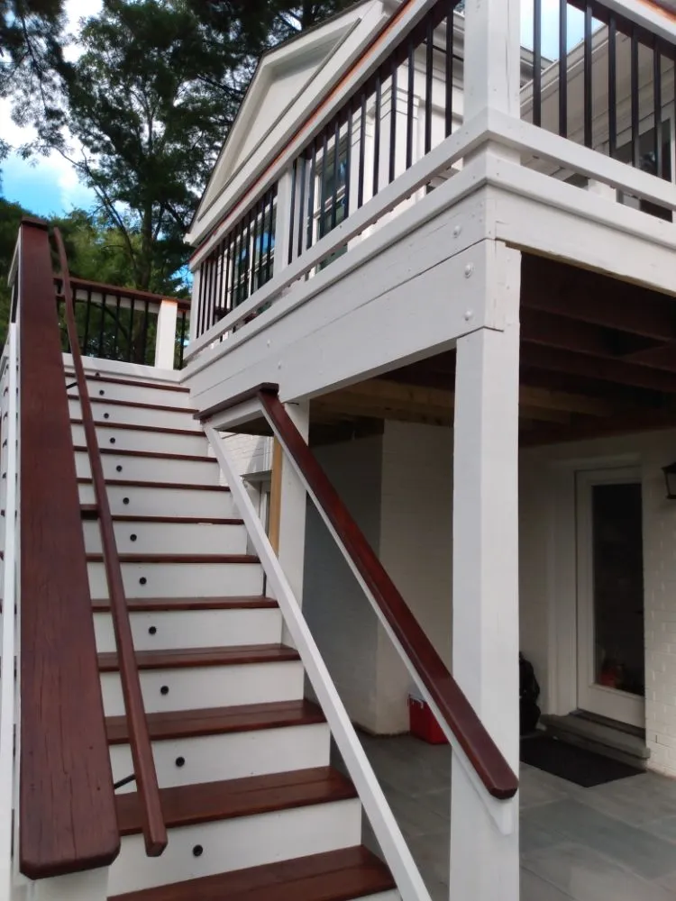 Licensed electrician providing electrical repair in , 