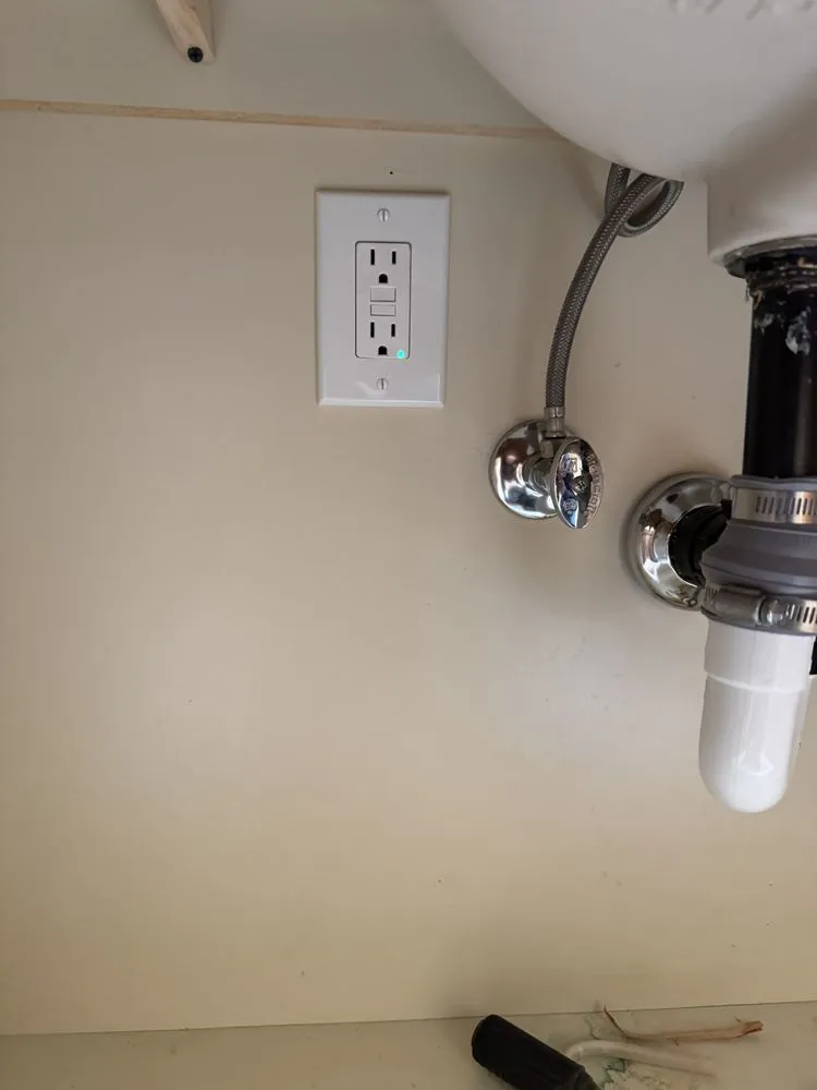 Emergency electrician providing electrical repair in , 