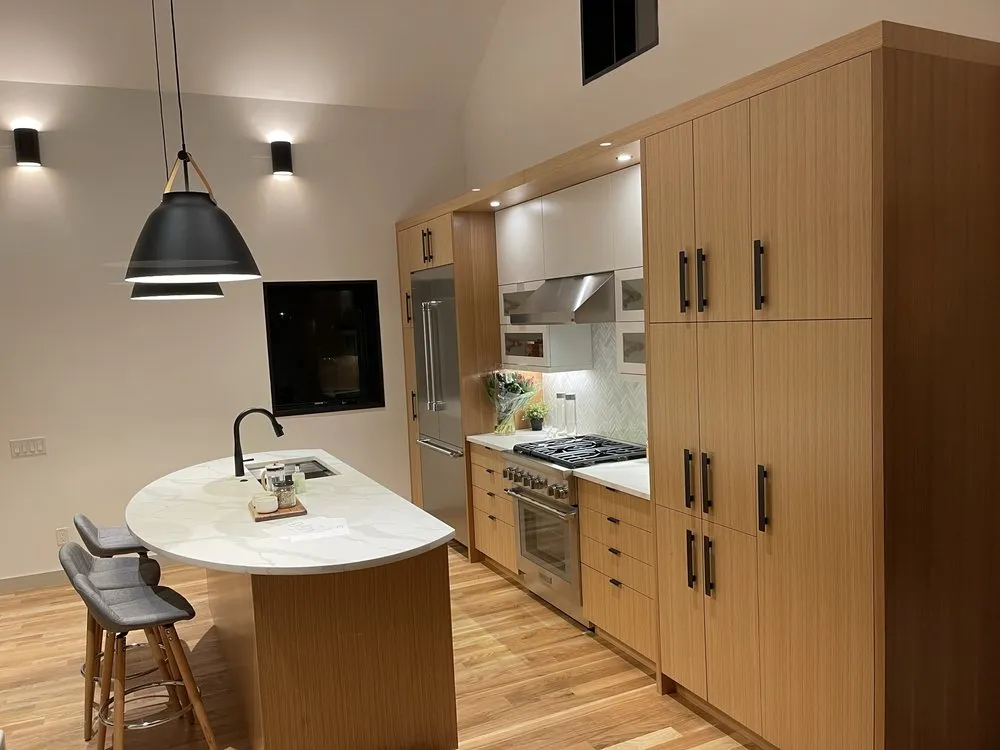 Licensed electrician providing circuit breaker repair in , 