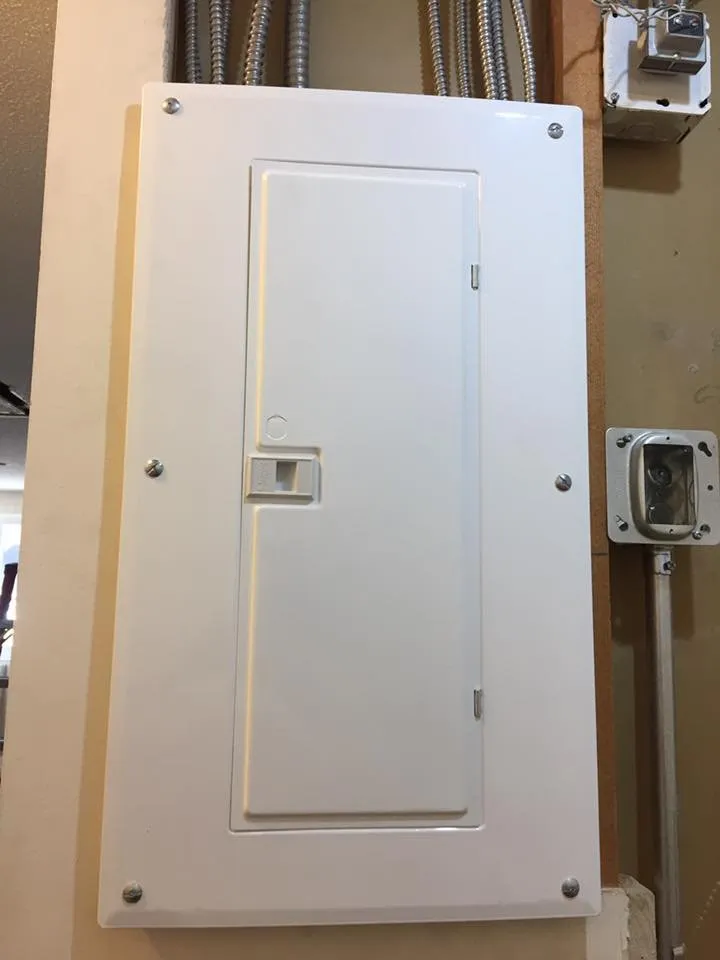 Licensed electrician providing outlet and switch repair in Flushing, NY - Maspeth Licensed Electrician