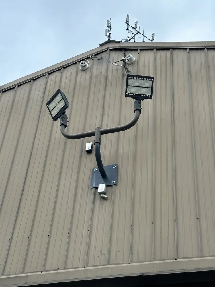 Expert electrician providing emergency electrical service in , 