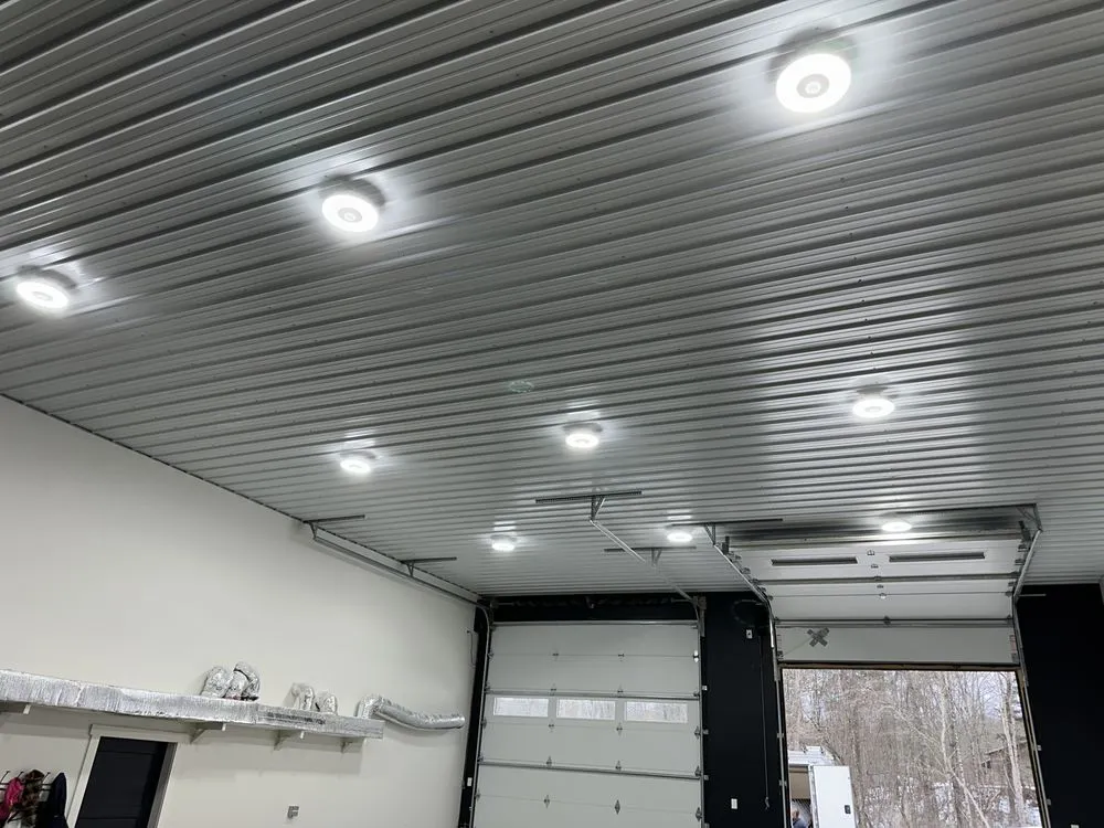 Emergency electrician providing emergency electrical service in , 