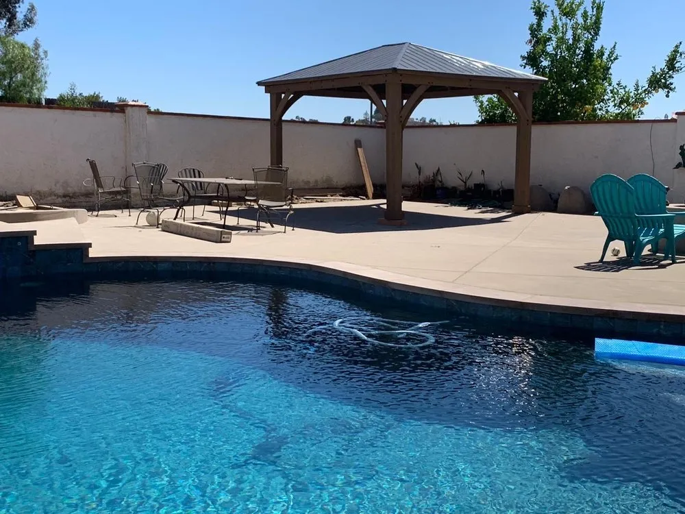 Emergency electrician providing electrical repair in , 