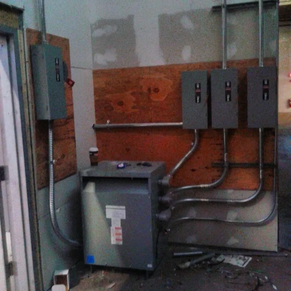 Affordable electrician providing emergency electrical service in , 