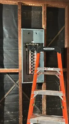 Matthews Electric Logo