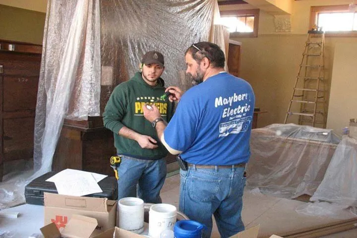 Licensed electrician providing circuit breaker repair in ,