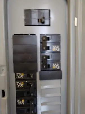 MbLake Electric Logo